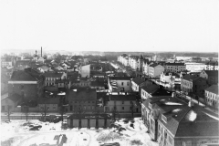 Skolgården från huvudbyggnadens tak 1914